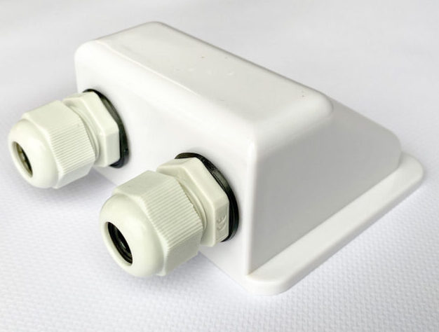 Hvid kabelgennemføring til campingvogn, flad tag, 2 indgange