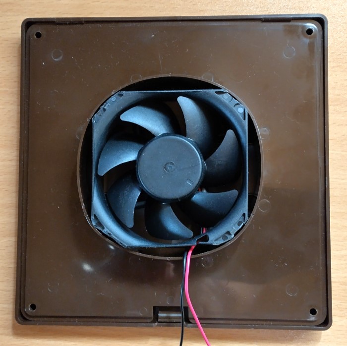 Lamelventil BRUN 170x170mm med indbygget 1 W/12V ventilator